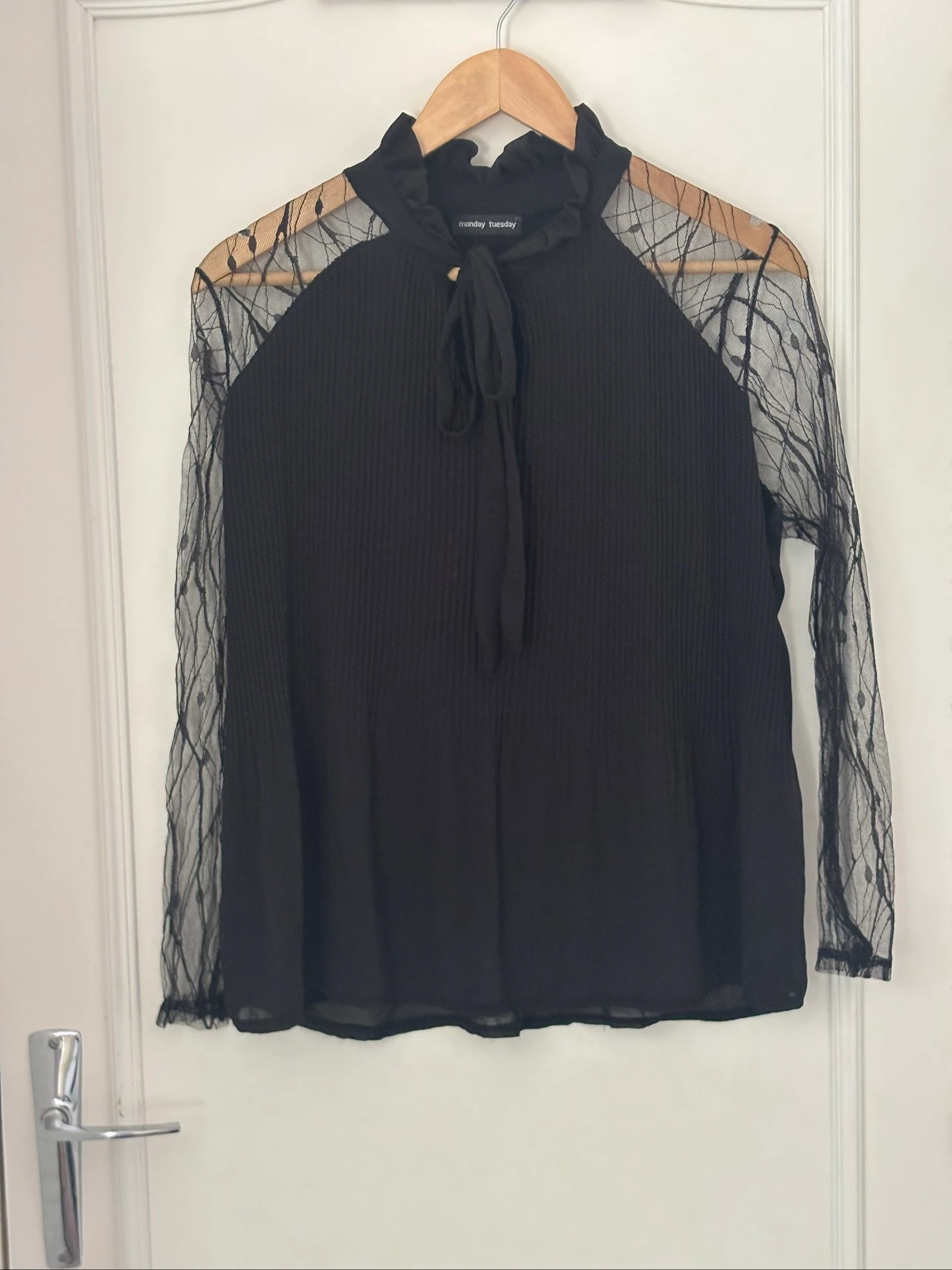 155/ Blouse noir manches en dentelle et col Ă nouer - Monday Tuesday - Taille 38